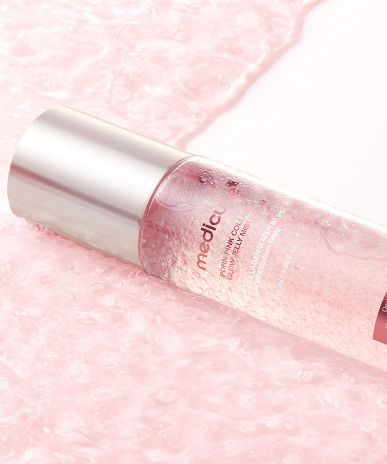 MEDICUBE PDRN Pink Collagen Jelly Mist Serum 100ml : flacon rose sur fond pastel, texture jelly en gros plan.