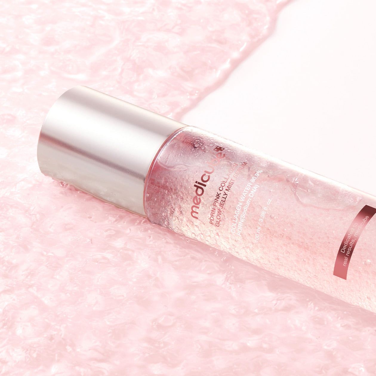MEDICUBE PDRN Pink Collagen Jelly Mist Serum 100ml : flacon rose sur fond pastel, texture jelly en gros plan.