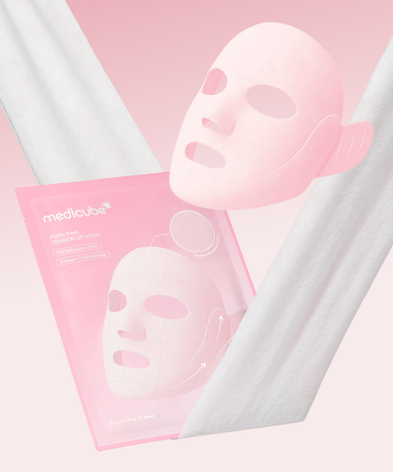 MEDICUBE PDRN Pink Lift Up Mask Set, pack rose et masque facial en tissu sur fond rose clair, marque Medicube