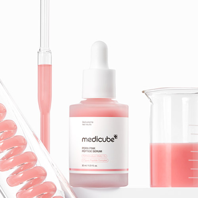 MEDICUBE PDRN Pink Peptide Ampoule de Medicube sur fond blanc, gouttes et seringue rose, visuel skincare cosmétique