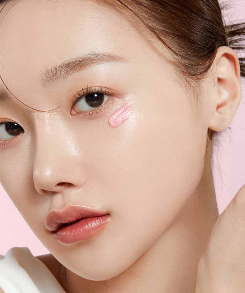 Femme appliquant MEDICUBE PDRN Pink Peptide Eye Cream 30ml sur le visage effet hydratant et éclatant.