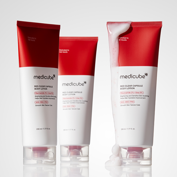MEDICUBE Red Clear Capsule Body Lotion 230ml de marque MEDICUBE sur fond blanc, flacons rouges et présentation visuelle.