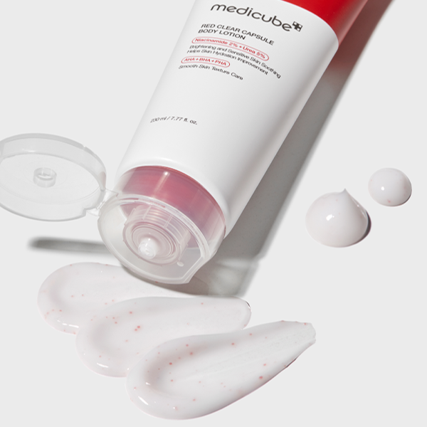 MEDICUBE Red Clear Capsule Body Lotion 230ml de la marque medicube, flacon blanc et texture rouge sur fond clair.