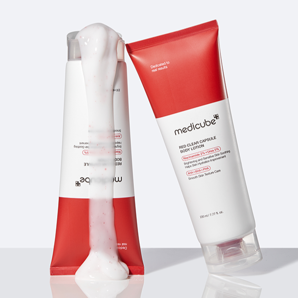 MEDICUBE Red Clear Capsule Body Lotion 230ml, photo produit sur fond clair avec flacon rouge et blanc, marque Medicube.