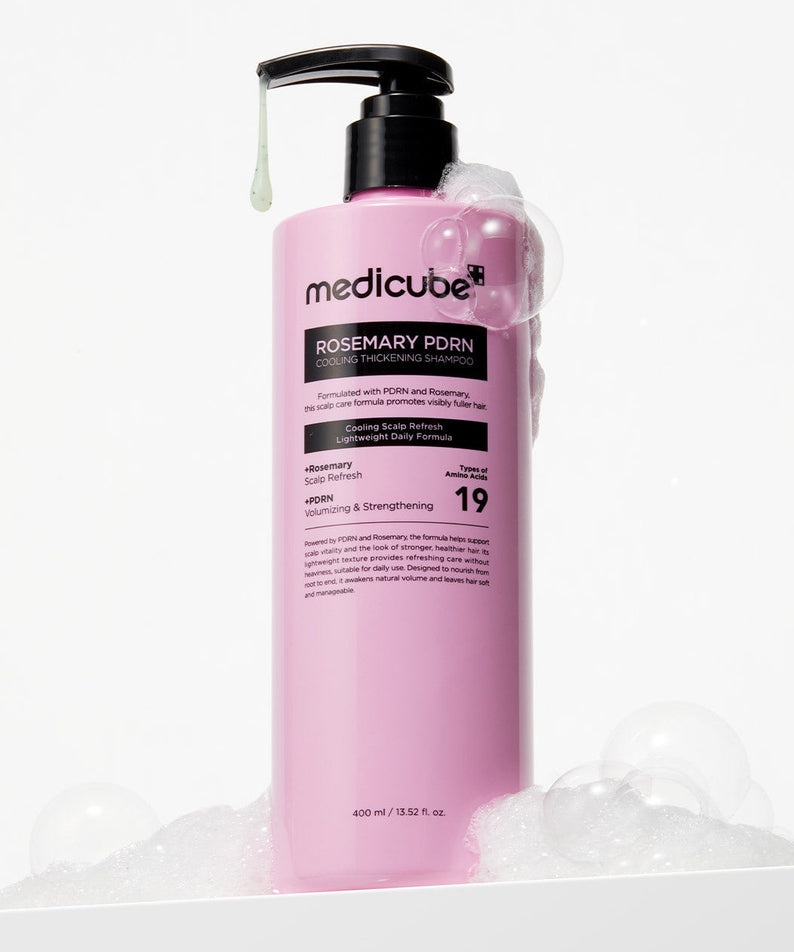 MEDICUBE Rosemary PDRN Cooling ANti-Hairs Lose 400ml, bouteille Medıcube rose sur fond blanc avec gel et glaçons, vue produit