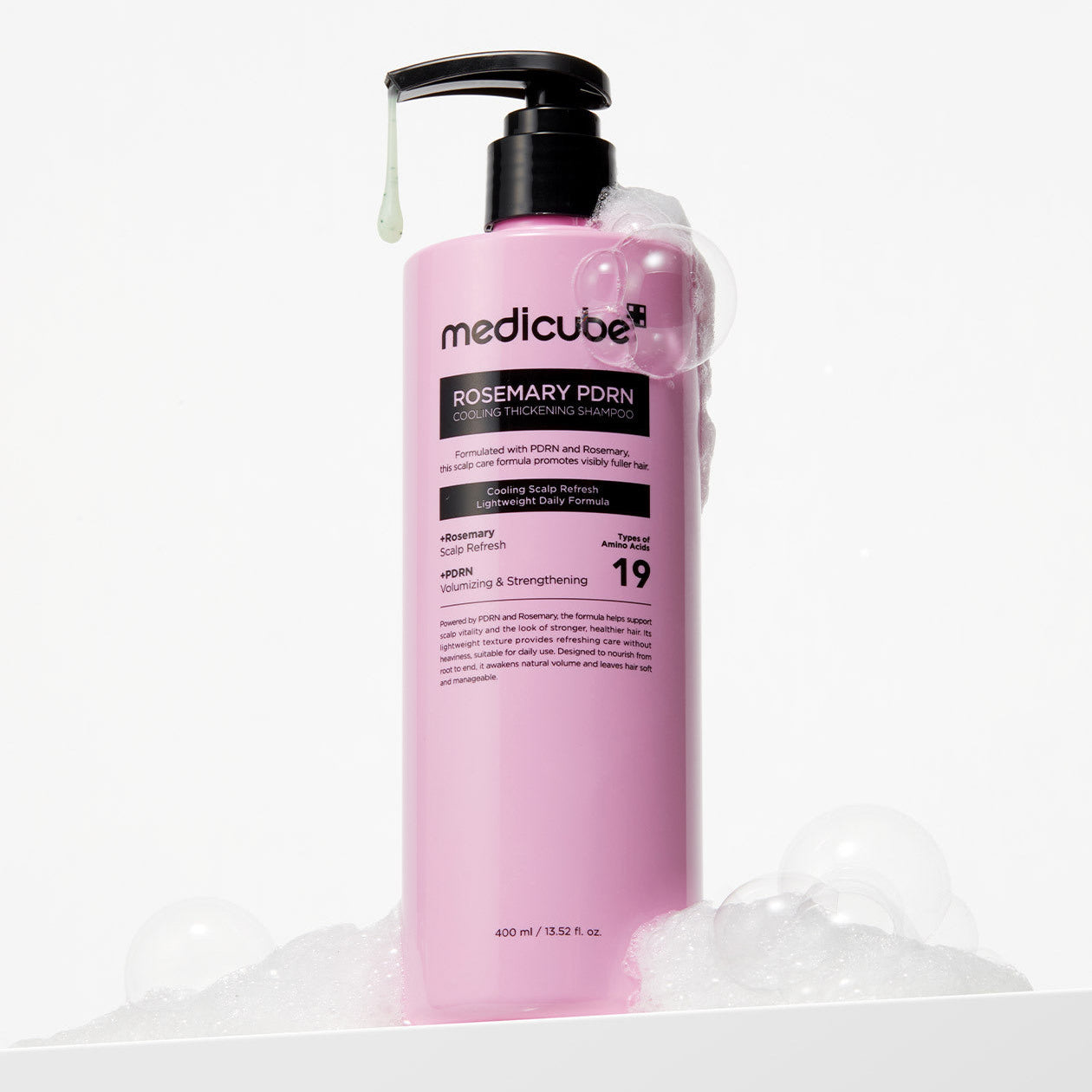 MEDICUBE Rosemary PDRN Cooling ANti-Hairs Lose 400ml, bouteille Medıcube rose sur fond blanc avec gel et glaçons, vue produit