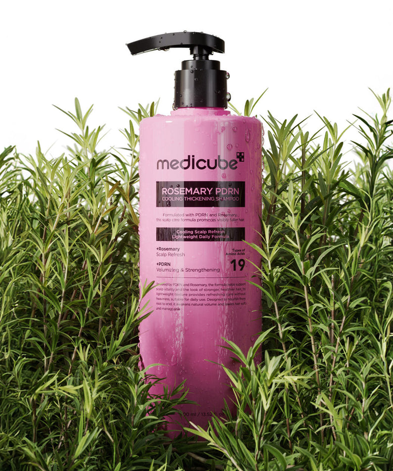 MEDICUBE Rosemary PDRN Cooling ANti-Hairs Lose 400ml, flacon medıcube devant des herbes vertes, contexte jardin, produit skincare.