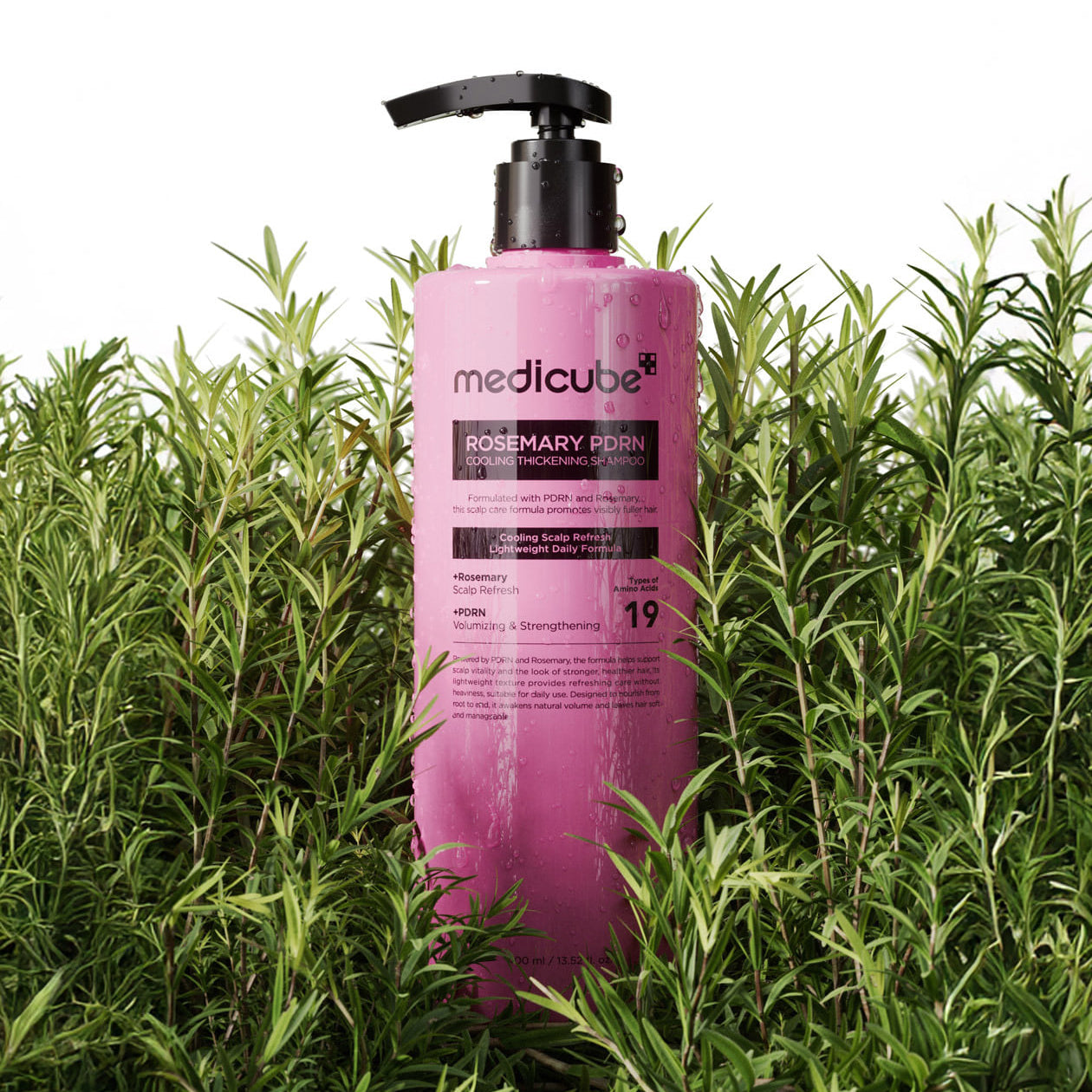 MEDICUBE Rosemary PDRN Cooling ANti-Hairs Lose 400ml, flacon medıcube devant des herbes vertes, contexte jardin, produit skincare.