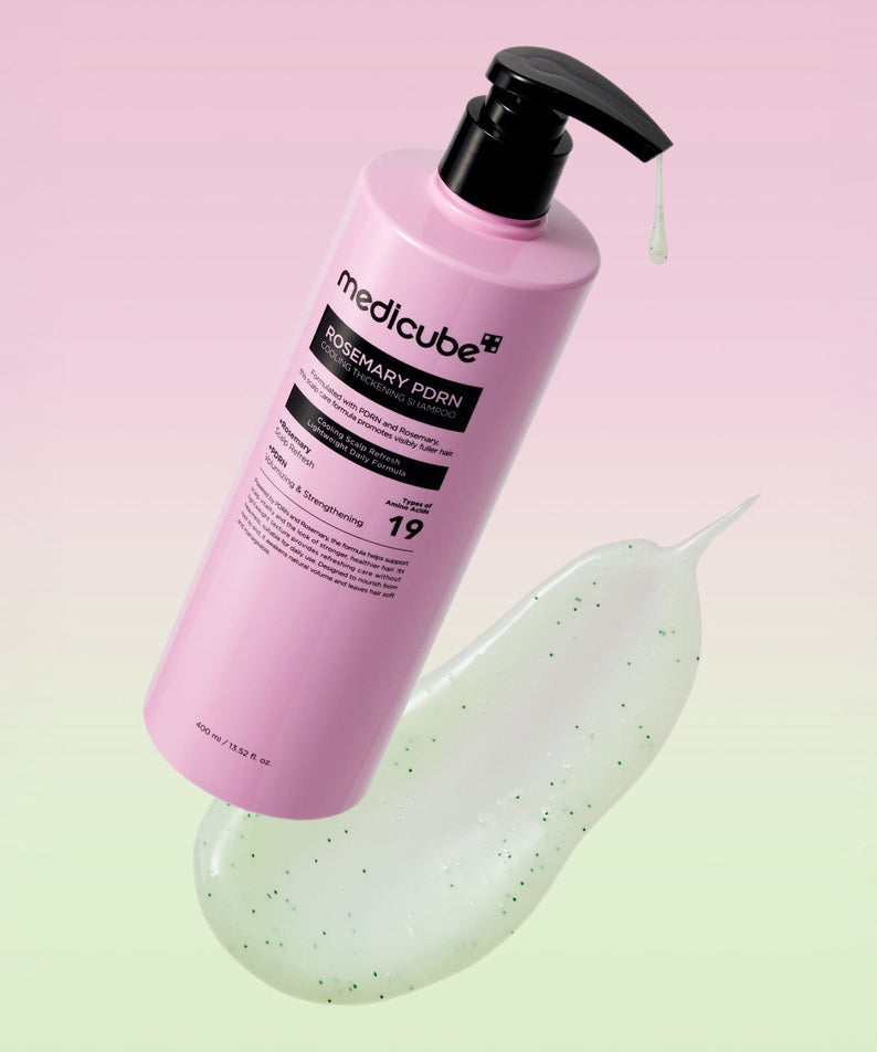 MEDICUBE Rosemary PDRN Cooling ANti-Hairs Lose 400ml, flacon rose MediCube sur fond rose, gel crème verte en action.