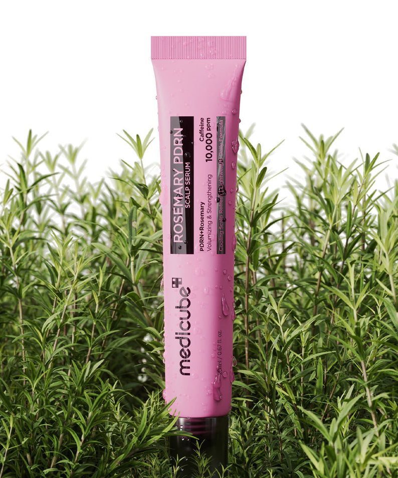 MEDICUBE Rosemary PDRN Scalp Ampoule 20ml de Medicube, tube rose sur fond d’herbe/romarin, ambiance soin cheveux.