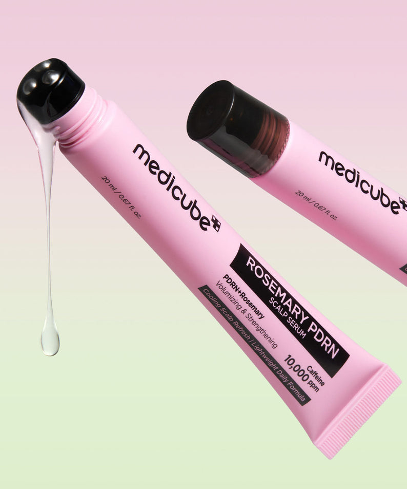 MEDICUBE Rosemary PDRN Scalp Ampoule 20ml, tubes rose de la marque, goutte de sérum sur fond pastel, visuel produit