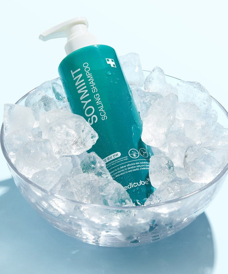 MEDICUBE Soymint Scaling Shampoo 490ml, flacon vert sur lit de glace, visuel produit marque MEDICUBE en contexte spa