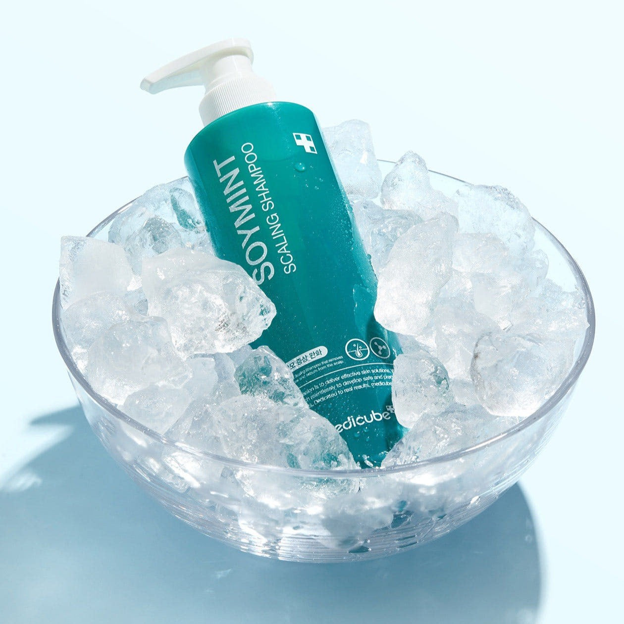 MEDICUBE Soymint Scaling Shampoo 490ml, flacon vert sur lit de glace, visuel produit marque MEDICUBE en contexte spa