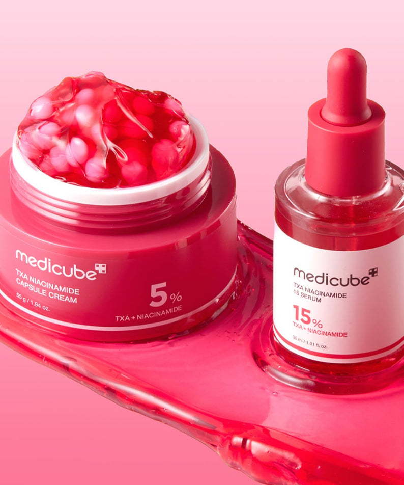 MEDICUBE TXA Trace Toning Serum 30ml sur fond rose, sérum et crème pour soins de la peau en flacon et pot rouge.