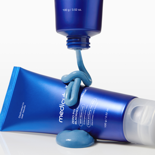 MEDICUBE Zero Pore Blackhead Mud Pack, marque Medicube, masque boue noire appliqué en tube bleu sur fond blanc.