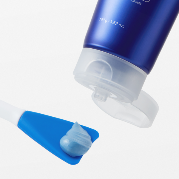 MEDICUBE Zero Pore Blackhead Mud Pack : flacon bleu avec gelée appliquée, texture boue noire sur spatule, fond clair