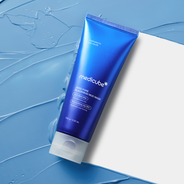 MEDICUBE Zero Pore Blackhead Mud Pack de la marque MEDICUBE, sur fond bleu avec texture masque déclinée