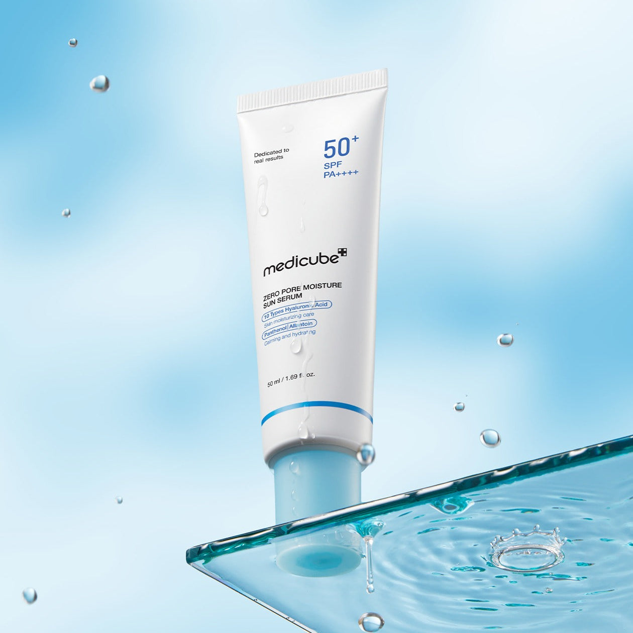 MEDICUBE Zero Pore Moisture Sun Serum 50ml de la marque Medicube sur fond bleu avec éclaboussures d’eau, SPF 50+