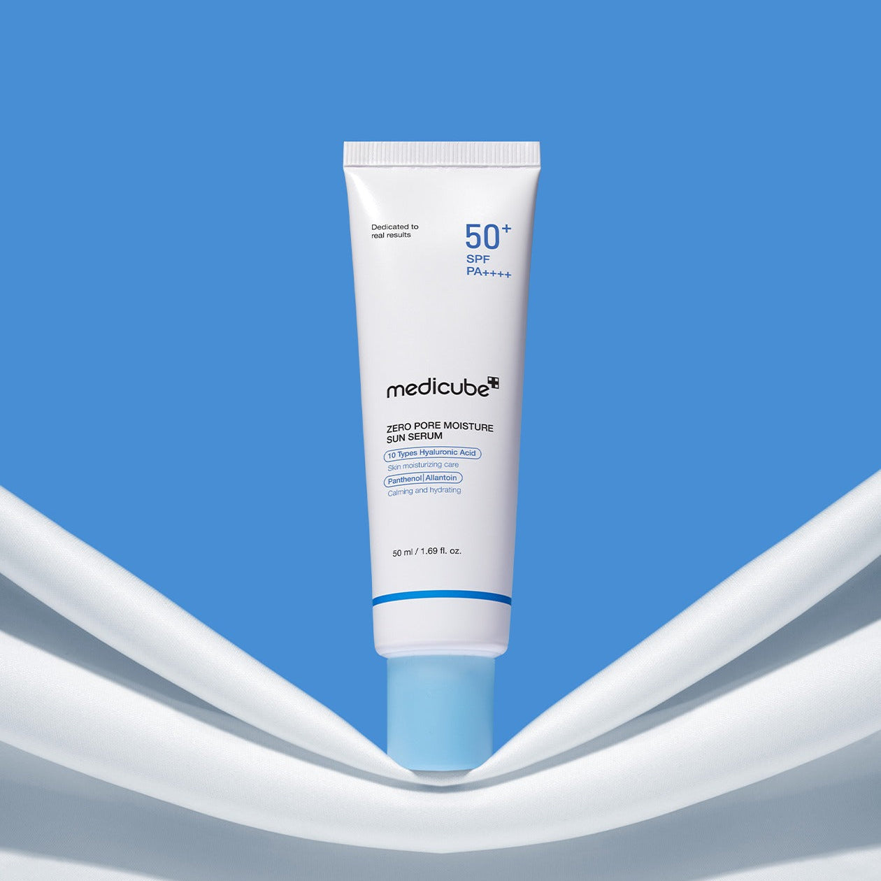 MEDICUBE Zero Pore Moisture Sun Serum 50ml, tube solaire SPF50+ sur fond bleu, produit de la marque medicube.