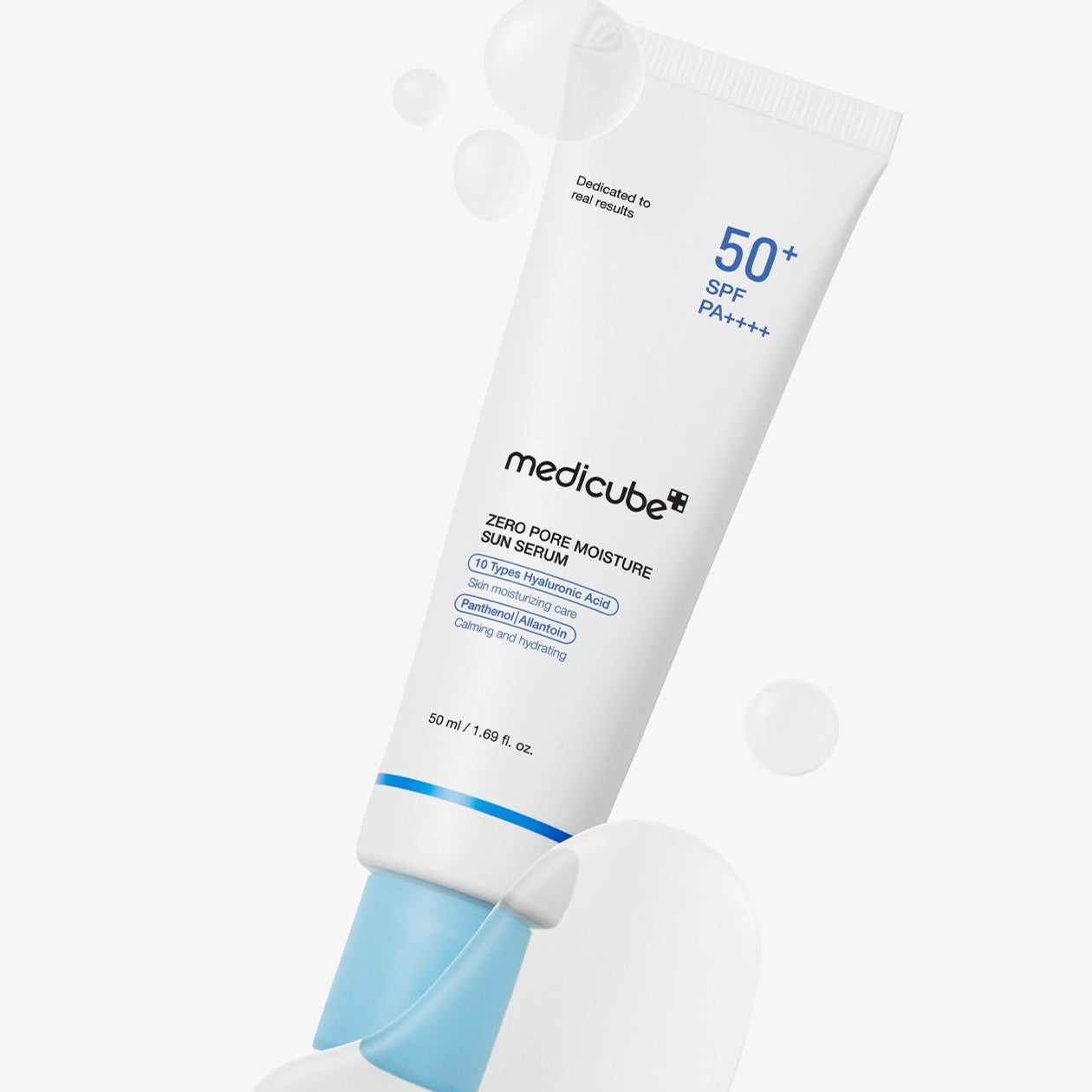 MEDICUBE Zero Pore Moisture Sun Serum 50ml, tube blanc et bleu sur fond clair, marque MEDICUBE, contexte beauté solaire.