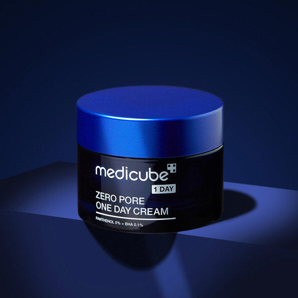 MEDICUBE Zero Pore One-Day Cream de la marque MEDICUBE, pot bleu sur fond sombre, rendu produit.