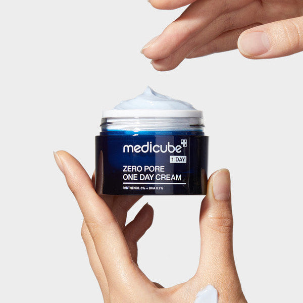 MEDICUBE Zero Pore One-Day Cream, crème anti-pores de MEDICUBE montrée sur pot bleu, mains appliquant la texture