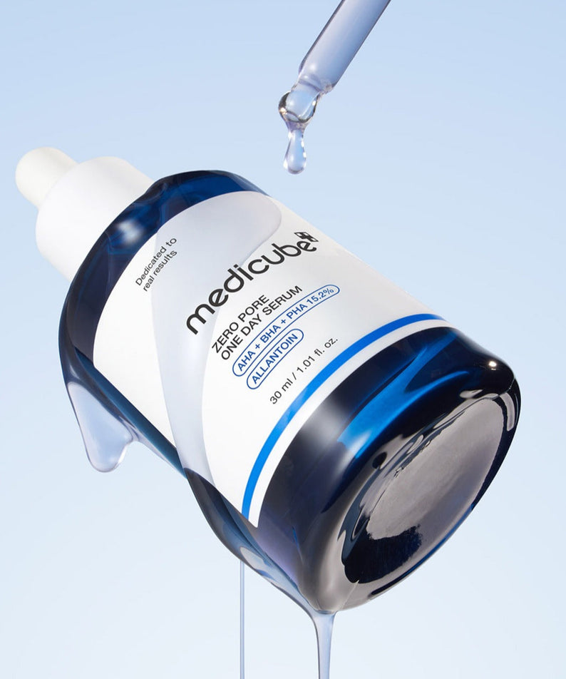 MEDICUBE Zero Pore One-Day Serum 30ml de la marque Mediacube, flacon bleu blanc sur fond clair, goutte de sérum