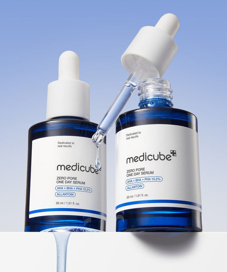 MEDICUBE Zero Pore One-Day Serum 30ml de la marque Medicube, flacons sérum sur fond bleu, goutte qui coule