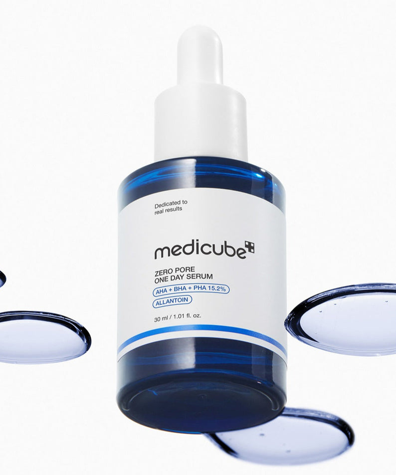 MEDICUBE Zero Pore One-Day Serum 30ml de medicube, flacon blanc sur fond clair avec gouttes bleues, photo produit