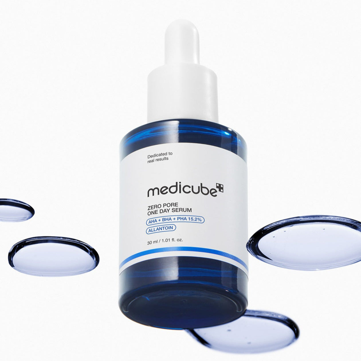 MEDICUBE Zero Pore One-Day Serum 30ml de medicube, flacon blanc sur fond clair avec gouttes bleues, photo produit