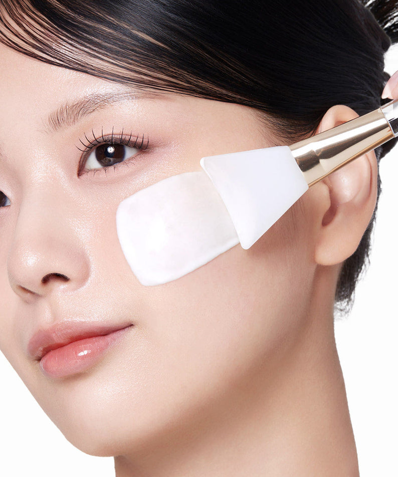 MEDICUBE Collagen Milk Wrapping Mask 80ml appliqué sur le visage d'une femme, montrant une peau douce et éclatante.