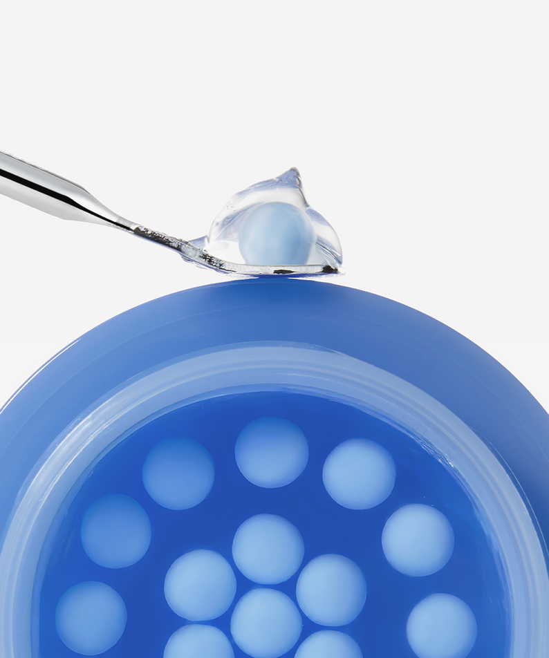 Crème MEDICUBE Hyaluronic Moisturizing Capsule Cream 55g avec capsule d'hydratation en gros plan.