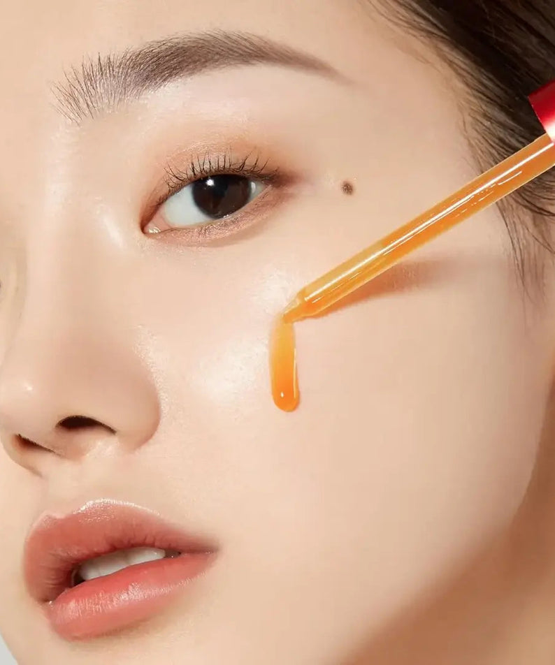 Application du MEDICUBE Red Acne Succinic Acid Peel 40g sur la peau pour un soin anti-acné efficace. Image du produit en action.