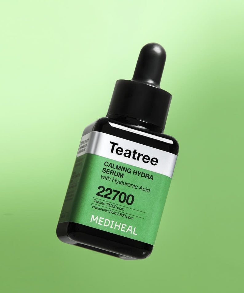 MEDIHEAL Tea Tree Soothing Moisture Serum 40ml en flacon noir sur fond vert, produit beauté de la marque MEDIHEAL