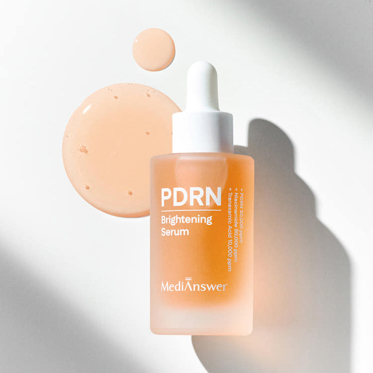 MEDIANSWER  PDRN Brightening Serum 30ml, sérum lumineux sur fond blanc avec goutte et éclaboussures de peau