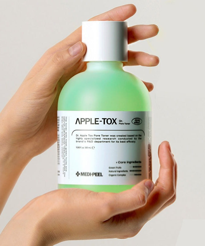 MEDIPEEL Dr.Apple Tox Pore Toner 500ml : bouteille verte tenue à la main sur fond clair, marque MEDIPEEL.