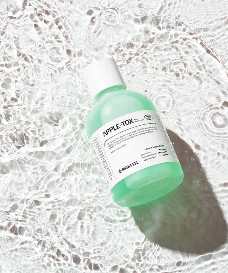 MEDIPEEL Dr.Apple Tox Pore Toner 500ml de marque MEDIPEEL sur fond mousseux, flacon vert en contexte skincare.