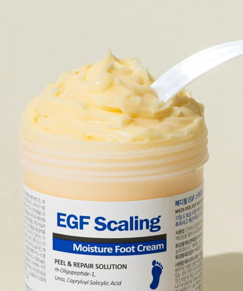 MEDIPEEL EGF Scaling Moisture Foot Cream 130g : pot crème pour les pieds sur fond clair, texture crème visible.