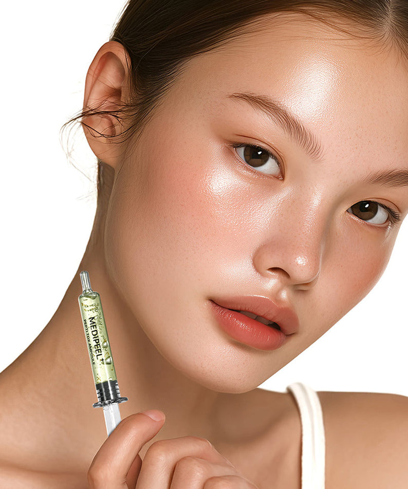 MEDIPEEL Pepti Tox Ampoule 35ml : sérum visage sur peau lisse, jeune femme l’applique sur fond clair