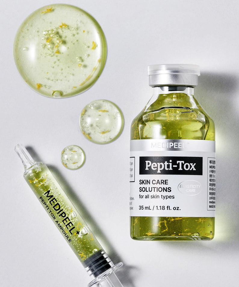 MEDIPEEL Pepti Tox Ampoule 35ml sur fond clair, avec sérum vert et flacons, gouttes et échantillon visuel