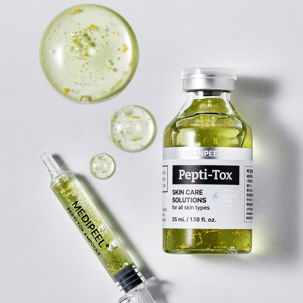 MEDIPEEL Pepti Tox Ampoule 35ml sur fond clair, avec sérum vert et flacons, gouttes et échantillon visuel