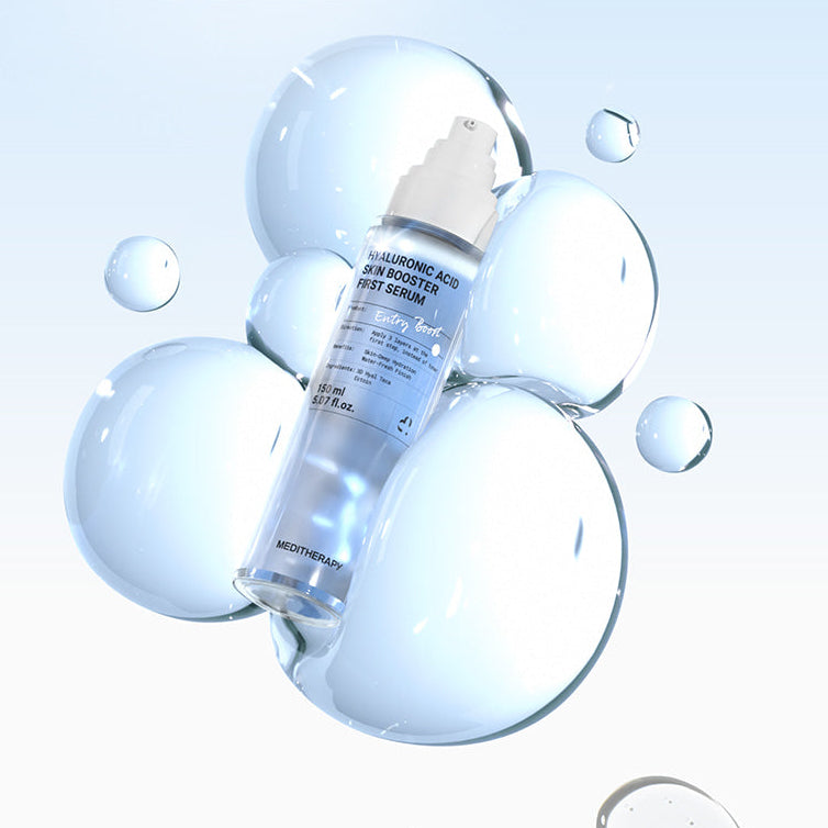 MEDITHERAPY Hyaluronic Acid Skin Booster First Serum 150ml sur fond bleu, flacon entouré de bulles d’eau