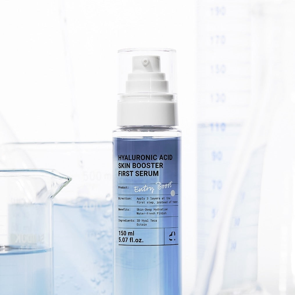 MEDITHERAPY Hyaluronic Acid Skin Booster First Serum 150ml, flacon pompe sur décor laboratoire, produit beauté en gros plan