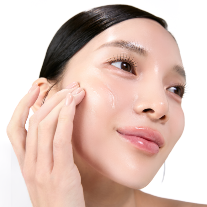 Décris l'image en français en mentionnant MEDITHERAPY Hyaluronic Acid Skin Booster First Serum 150ml sur peau hydratée, fond clair