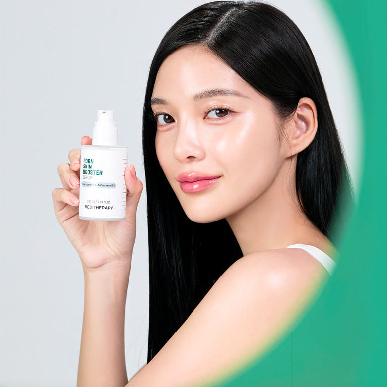 Décris l'image en français : MEDITHERAPY PDRN Skin Booster Serum 100ml, femme tenant le flacon, fond vert.