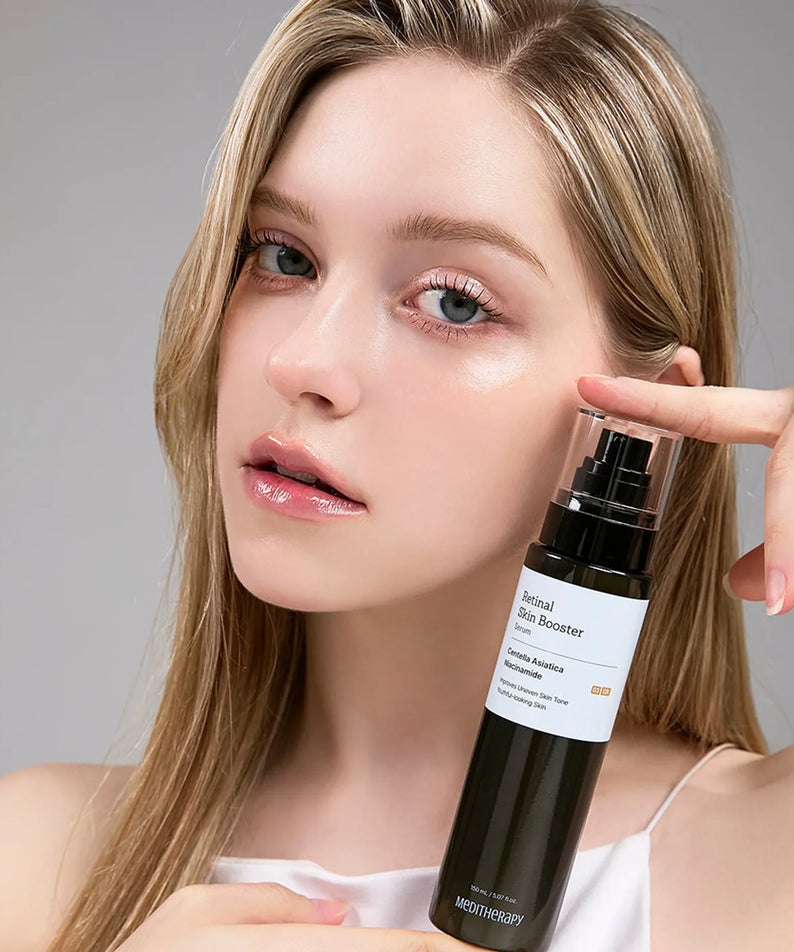 MEDITHERAPY Retinal Skin Booster Serum 150ml : sérum visage sur fond studio, main appliquant sur la peau (femme)