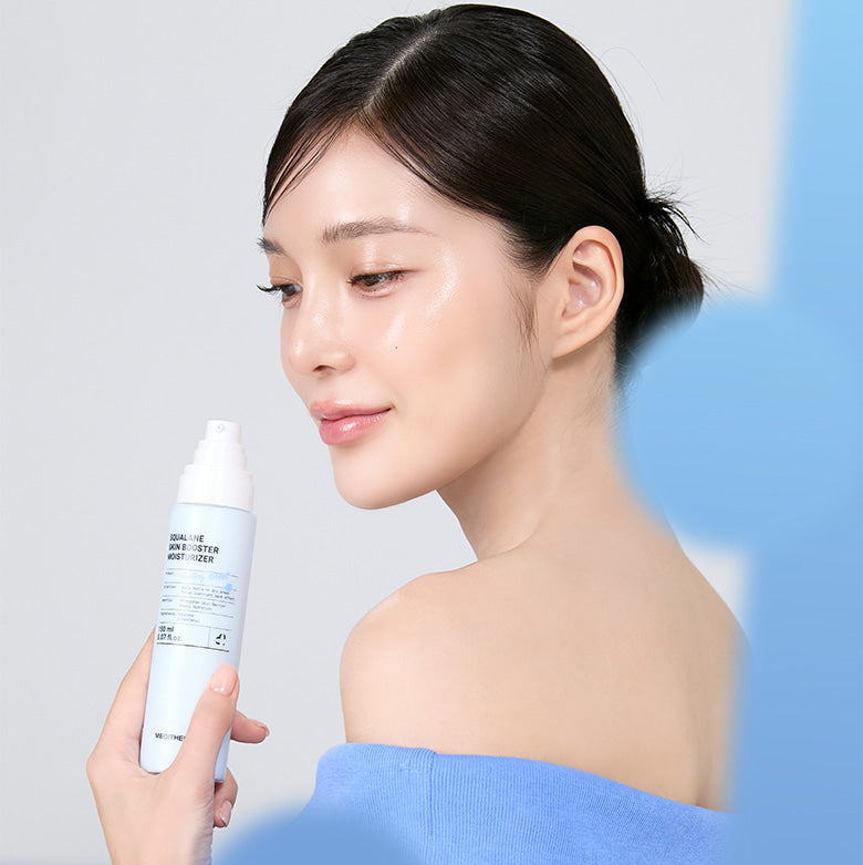 MEDITHERAPY Squalane Skin Booster Moisturizer 150ml : flacon tenu par une femme, peau hydratée sur fond bleu.