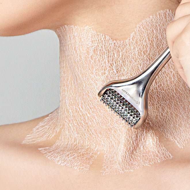 Application du MEDITHERAPY Wrinkle Fit Neck Mask sur le cou pour réduire les rides, utilisant un rouleau dermique.