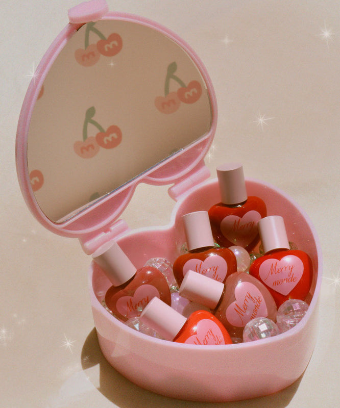 MERRY MONDE Mini Heart Tint de la marque, coffret rose en forme de cœur avec gloss et cœurs, fond clair