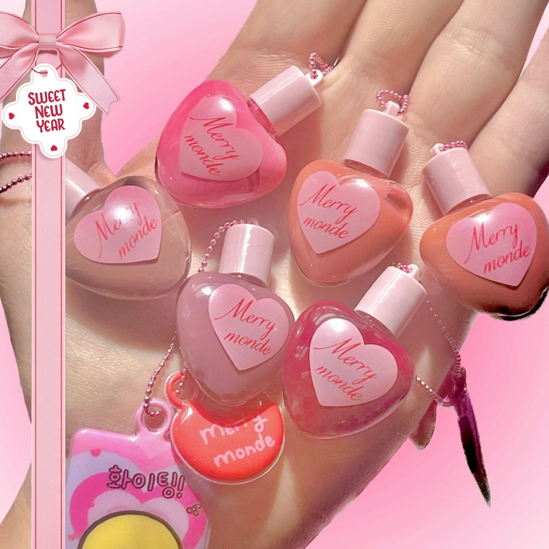 MERRY MONDE Mini Heart Tint, marque, mini flacons en forme de cœur sur mains, fond rose, fête du Nouvel An